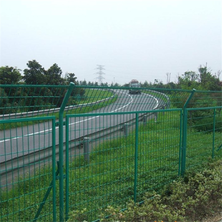 公路护栏网案例展示 - 安平县艾瑞金属丝网有限公司图片3