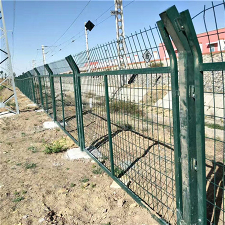 铁路防护栅栏案例展示 - 安平县艾瑞金属丝网有限公司图片2