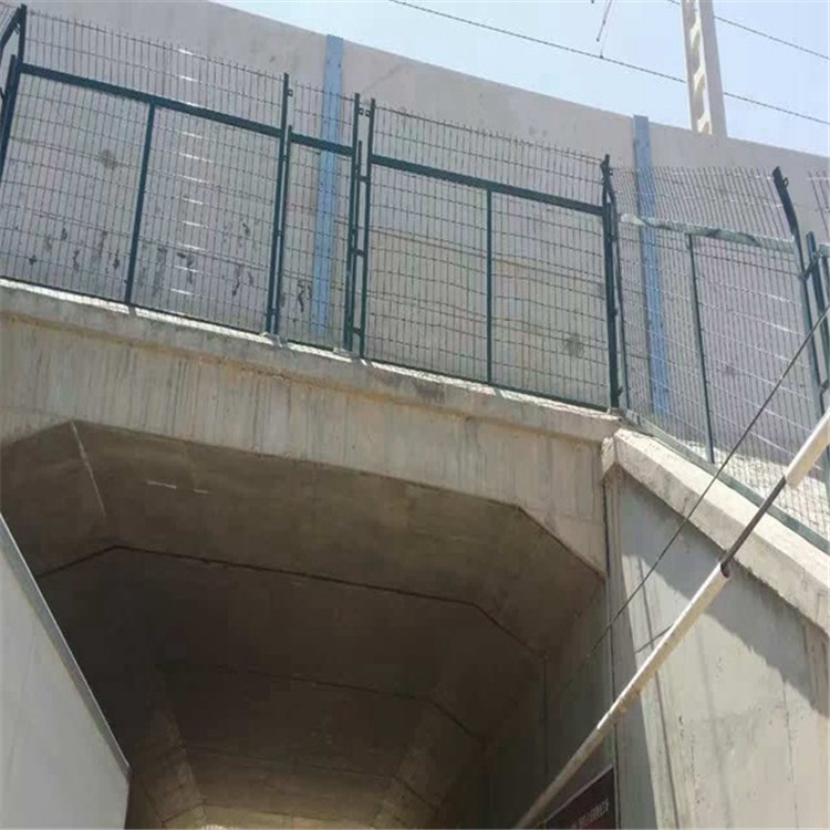 铁路防护栅栏案例展示 - 安平县艾瑞金属丝网有限公司图片2