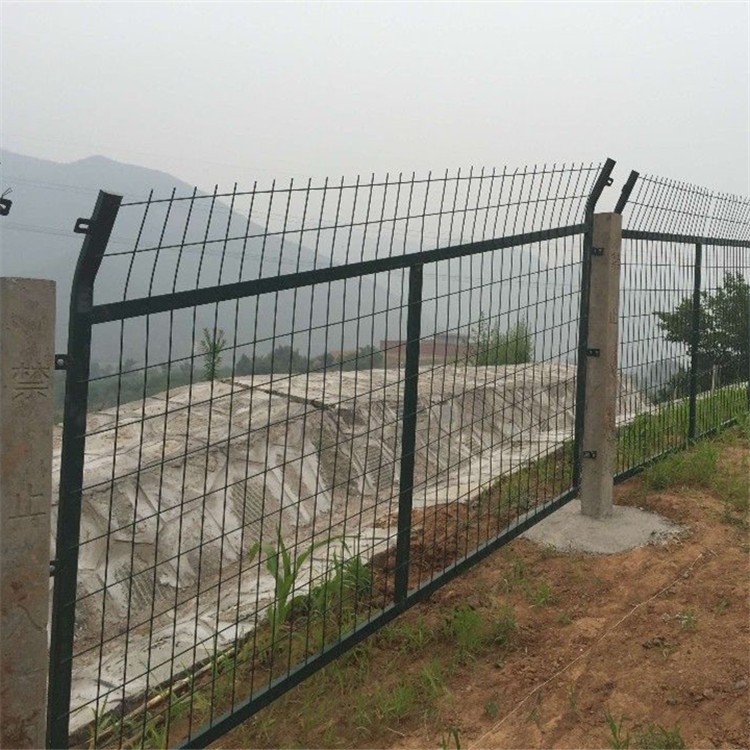 铁路防护栅栏案例展示 - 安平县艾瑞金属丝网有限公司图片4